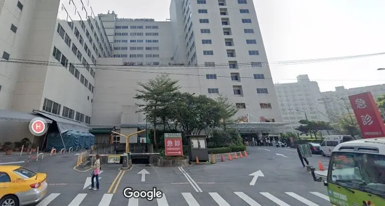 民眾投訴指出亞東醫院雖有設禁煙標示，但依舊有民眾在門口吸煙。翻攝Google街景