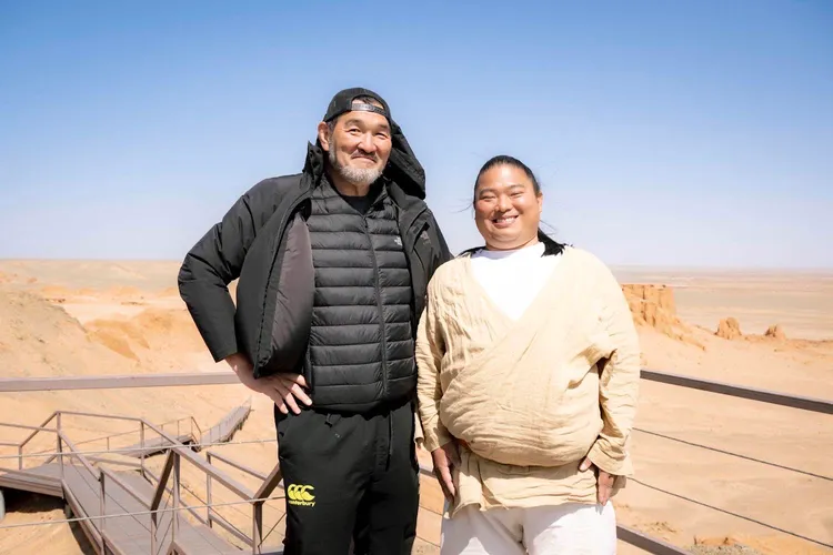 導演福澤克雄（左）與劇中討喜的多拉姆在沙漠合照；多拉姆確定演出續集。翻攝VIVANT X