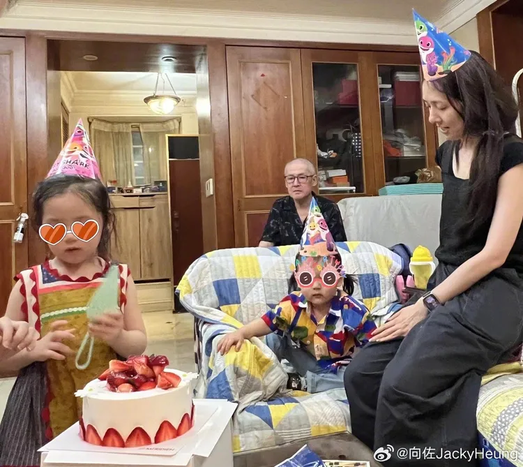 郭碧婷與兩個小孩住在台北，方便照顧自己的父親。翻攝向佐微博