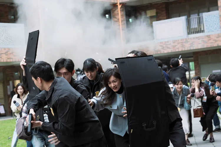 Janet（中）飾演的總統遭遇恐攻。牽猴子提供