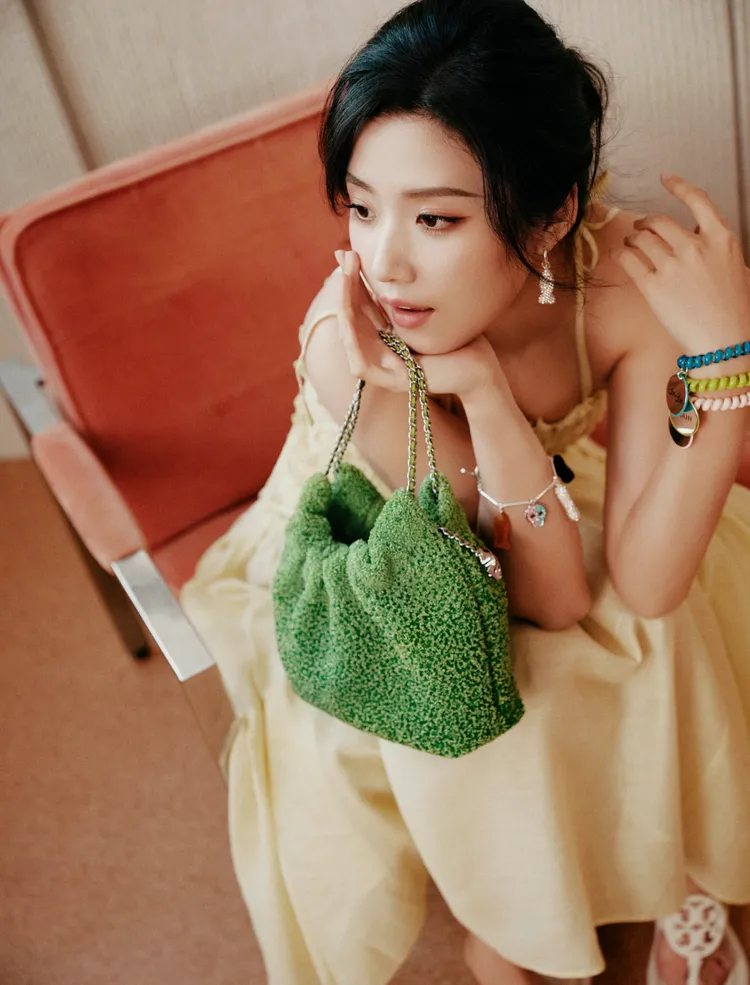 盧昱曉搭配綠色Fleming迷你裝飾束口包。品牌提供