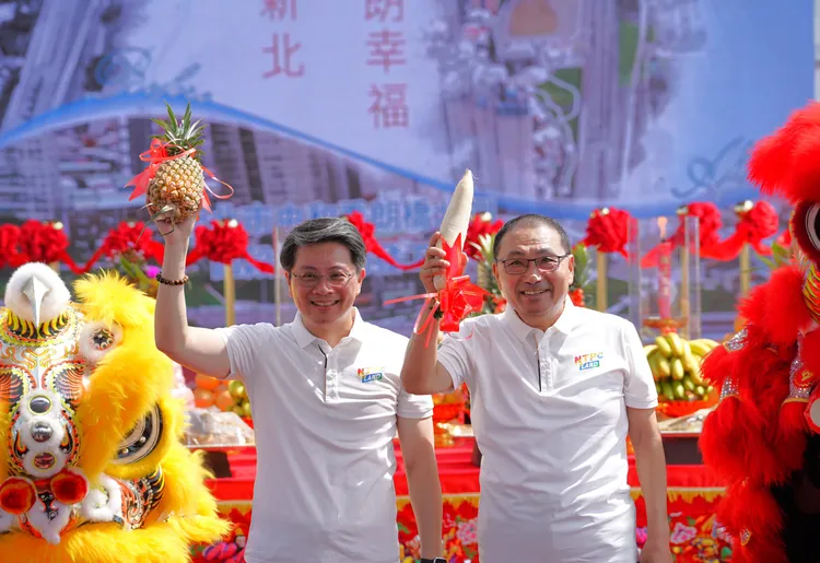 新北市長侯友宜(右)、地政局長汪禮國(左)參與中和秀北區徵工程完工儀式。地政局提供