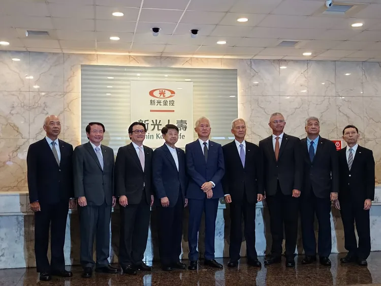 新光金控今召開最後一次股東會，會後新光金控旗下包括元富證券，新光投信，新光人壽等各家子公司董層一起拍「畢業照」。許麗珍攝
