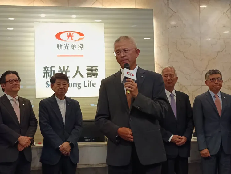 新光金控今召開最後一次股東會，會後新光人壽副董事長洪士琪發表「畢業」感言。許麗珍攝