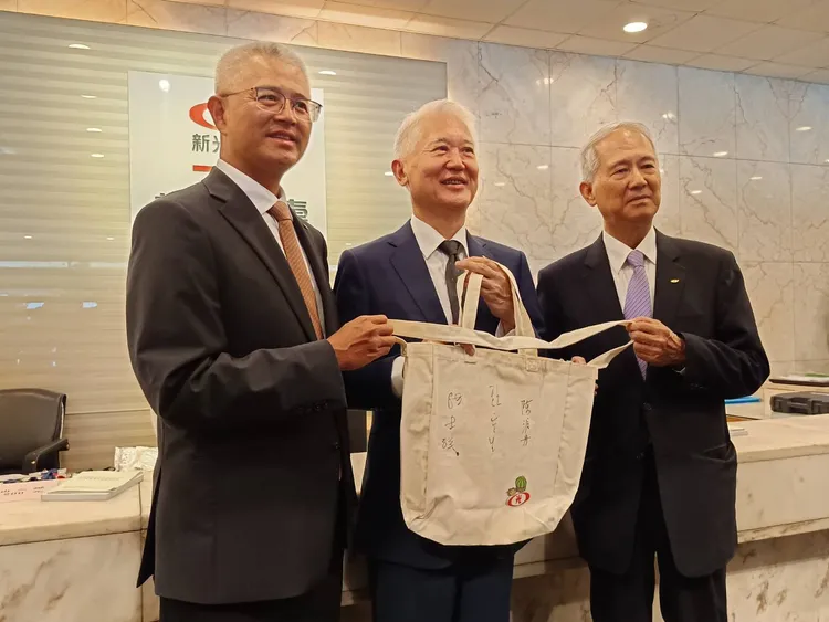 新光金控旗下包括元富證券，新光投信，新光人壽等各家子公司董層今全數參與最後一次股東會，並於會後在股東會紀念品上簽名分享給支持者及小股東們。許麗珍攝