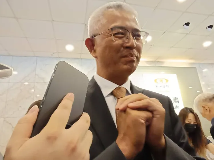 新光金控今召開最後一次股東會，會後新光人壽副董事長洪士琪受訪。許麗珍攝