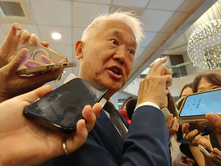 新光金控今召開最後一次股東會，會後董事長魏寶生受訪。許麗珍攝