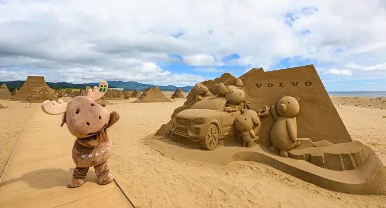 VOLVO 品牌四大明星：瑞典駝鹿 MILU、冰島小馬 AUGUST、芬蘭熊 OSTO 與芬蘭馴鹿 LUMI， 將於福隆國際沙雕藝術季驚喜現身。業者提供