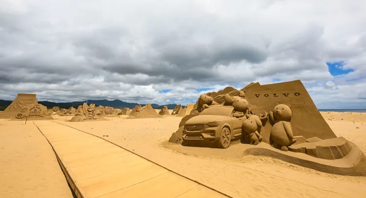 VOLVO 希望透過沙雕藝術形式喚起大眾對環境議題的關注， 邀請大小朋友一同感受東北角壯麗的海岸風光，喚起守護台灣珍貴海洋生態的意識。業者提供