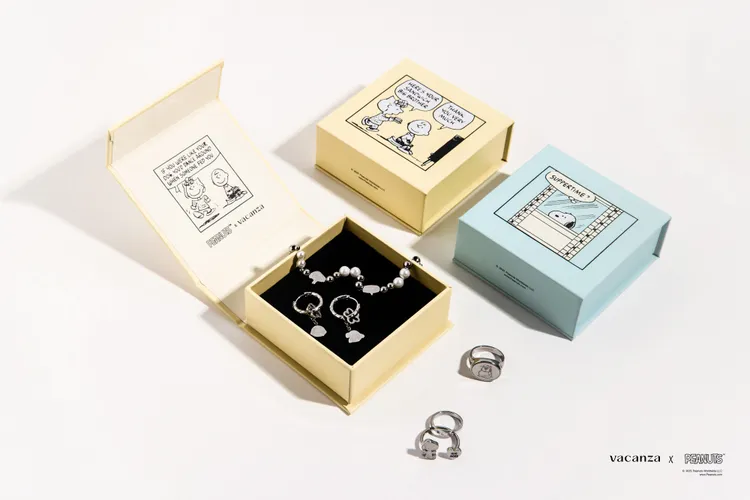 vacanza × PEANUTS聯名系列飾品皆附「聯名限定包裝」。品牌提供