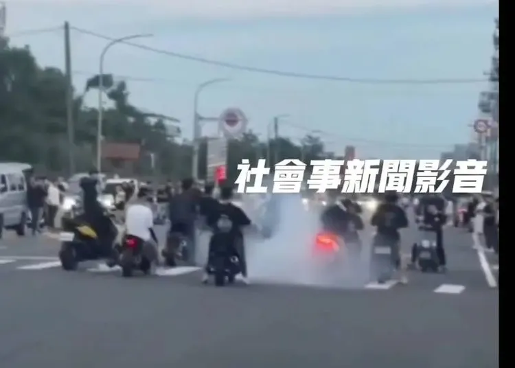 飆仔們在道路上聚集，故意催動引擎製造噪音與白煙，一字排開佔據道路，行徑相當囂張。翻攝自社會事新聞影音