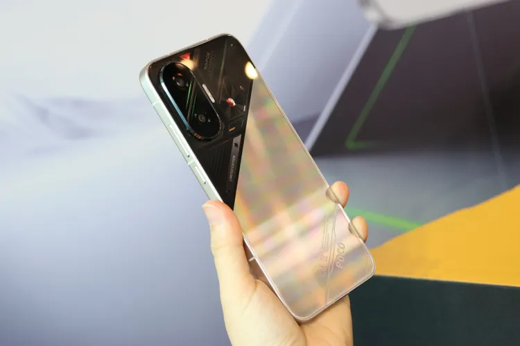 POCO F7機甲銀限定版擁有金屬質感與俐落切角設計打造科技感滿滿的視覺氣場。趙筱文攝