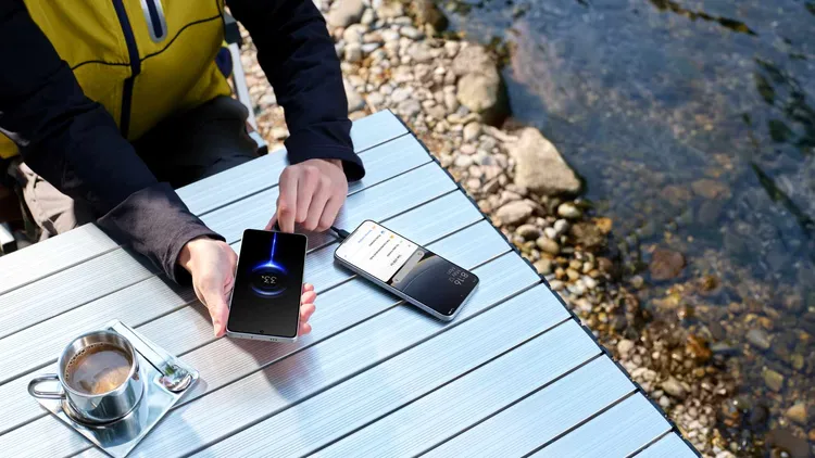 POCO F7支援最高22.5W反向充電，在關鍵時刻能化身為行動電源。POCO提供