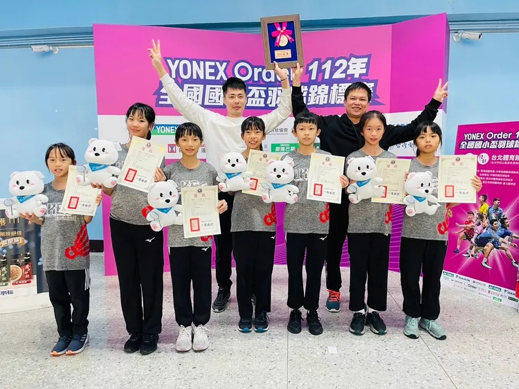 林口國小羽球隊率先在111年四年級女子組第一個團隊冠軍後，隔年隊員再接再厲，拿下五年級團體賽冠軍，讓校方欣喜若狂。校方提供