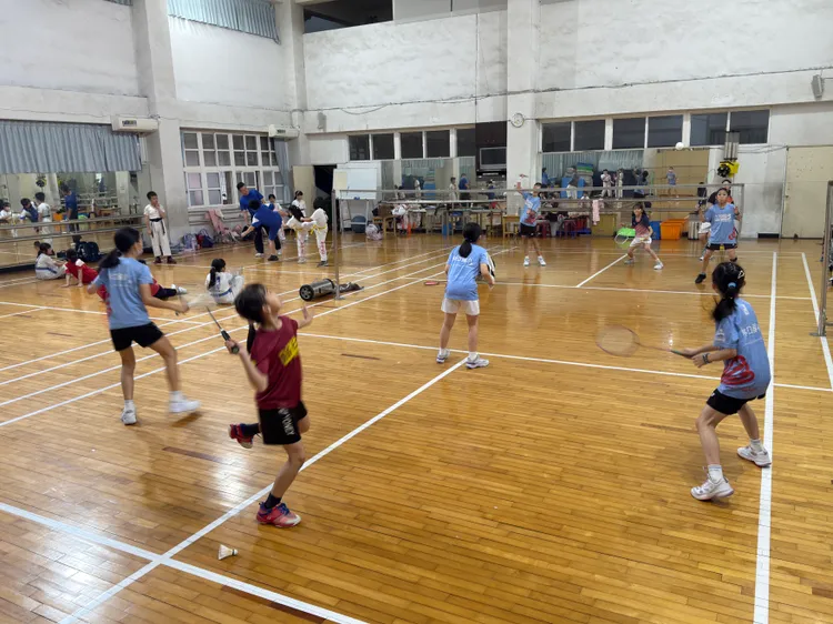 林口國小羽球對空間不足，利用韻律教室作為訓練場地。校方提供