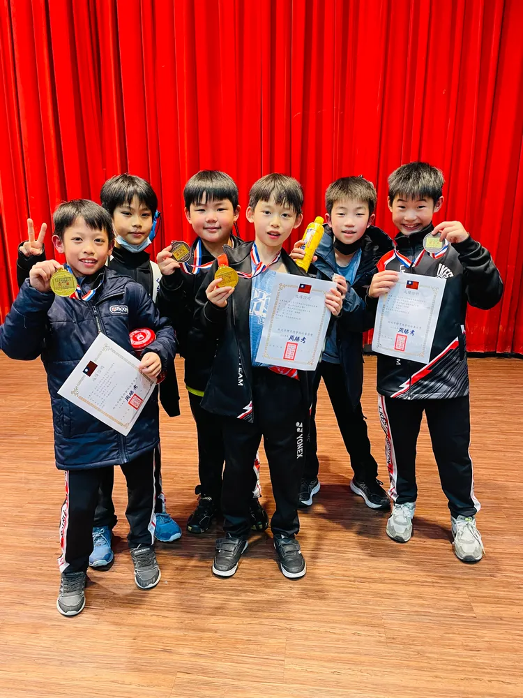 林口國小羽球隊選手們奪牌相當開心，背後有家長與校方全力相挺。校方提供