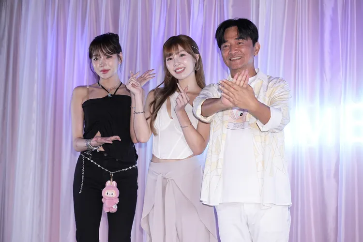 憲哥百忙之中力挺草莓發片。彭欣偉攝