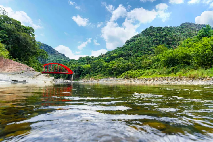 「雲品Collection」將以具有獨特地景、人文氣息與自然資源的場域設點，如蘇卡利漫活位於烏來紅河谷，擁有南勢溪與加九寮溪匯聚處等特色。雲品國際提供
