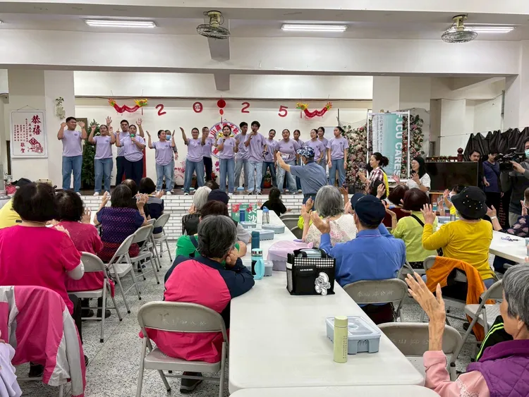 菲律賓的學生們帶來當地歌曲演出，展現熱情洋溢的南洋風情。公所提供