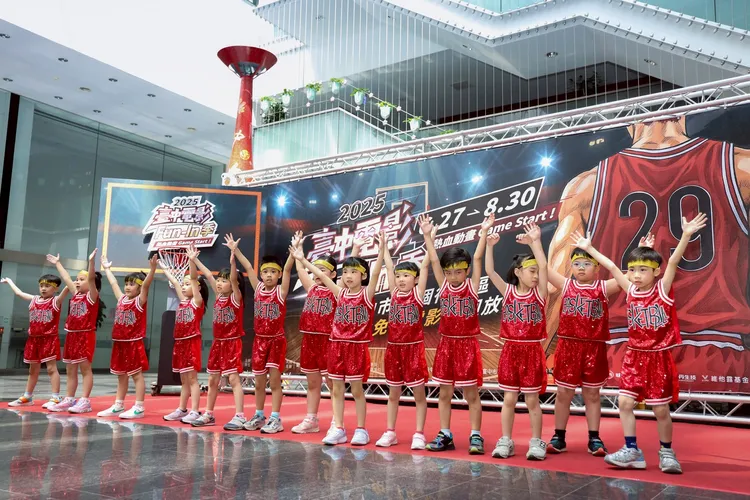 小朋友扮成《灌藍高手》，宣傳台中電影Fun-In季。市府提供