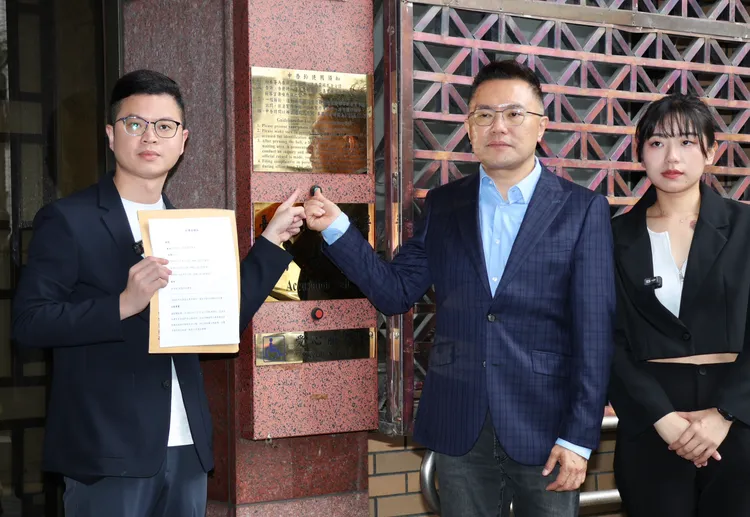 國民黨桃園市議員凌濤(左起)、台北市議員張斯綱、發言人楊智伃上月28日到北檢告發李俊俋公器私用涉背信、侵佔，北檢今分案偵辦。莊宗達攝