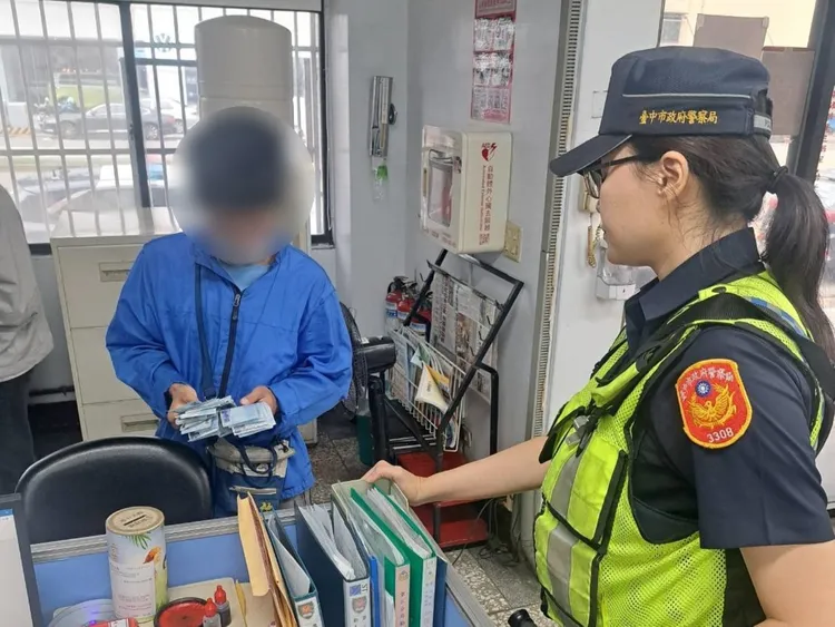 徐男到派出所領回掉落馬路的薪水。民眾提供
