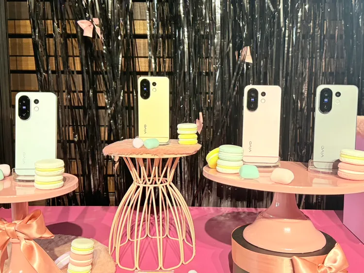 vivo X200 FE共有摩登藍、風尚粉、淺蜜黃與極簡黑四色。趙筱文攝
