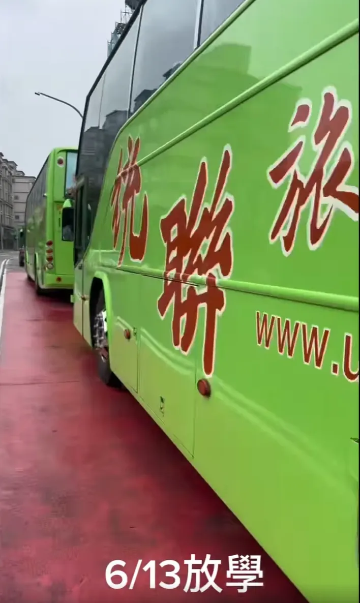 該高中生影片拍到，違停的車輛中還有康橋國際學校的遊覽車。翻攝自林口大家庭臉書