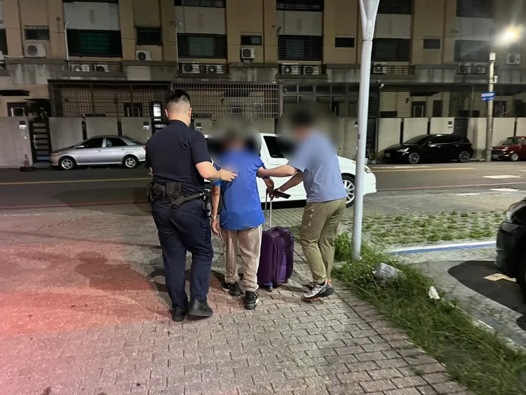 李男最後由家人接回。翻攝畫面