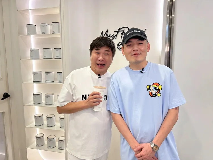 春風（右）向胡瓜分享過往和現今的趣事。《下面一位》提供