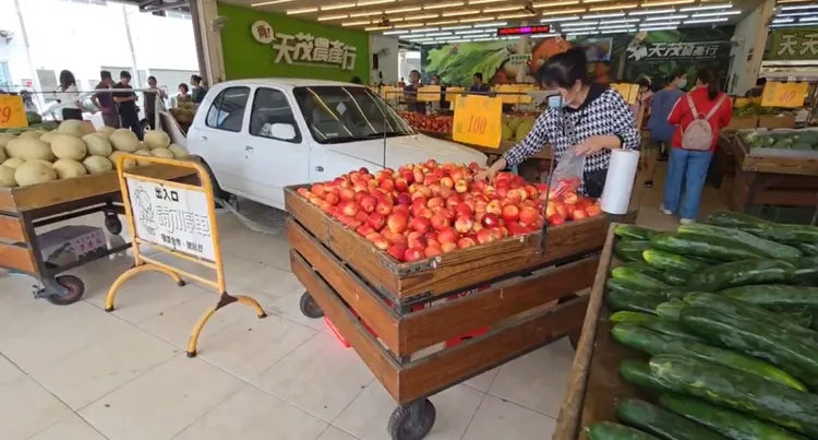 店家趕緊找人善後，顧客見沒事後繼續選購水果。民眾提供