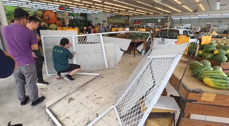 婦人轎車前輪疑似壓到煞車擋板，她誤以為沒力重踩才釀禍。民眾提供