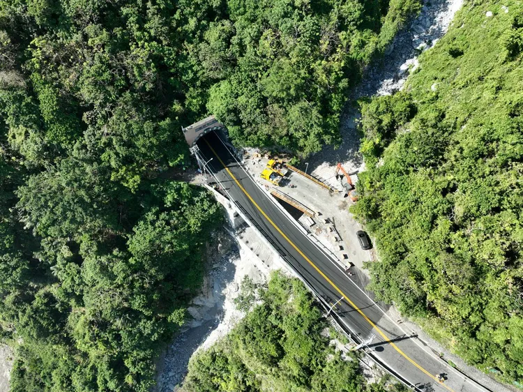 蘇花路廊是花蓮對外交通命脈，強震後中斷次數頻繁嚴重影響觀光。資料照片