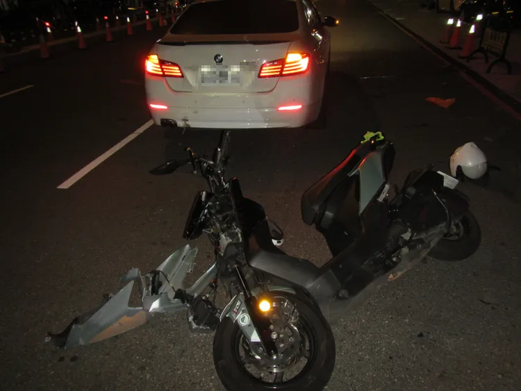 BMW轎車未打方向燈突變換車道再急煞，導致後方機車追撞造成2人受傷。民眾提供