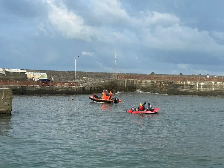 屏東縣消防局表示，今天上午在離岸大約30公尺、靠近燈塔處發現疑似溺水者，隨即帶回岸上。消防局提供