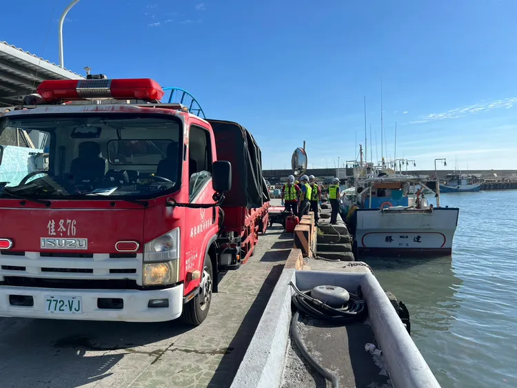 屏東枋寮漁港7名國高中生溺水，消防局前往救援。翻攝畫面