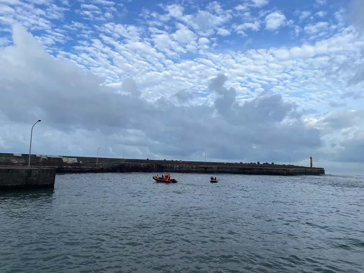 屏東縣消防局表示，今天上午在離岸大約30公尺、靠近燈塔處發現疑似溺水者，隨即帶回岸上。消防局提供