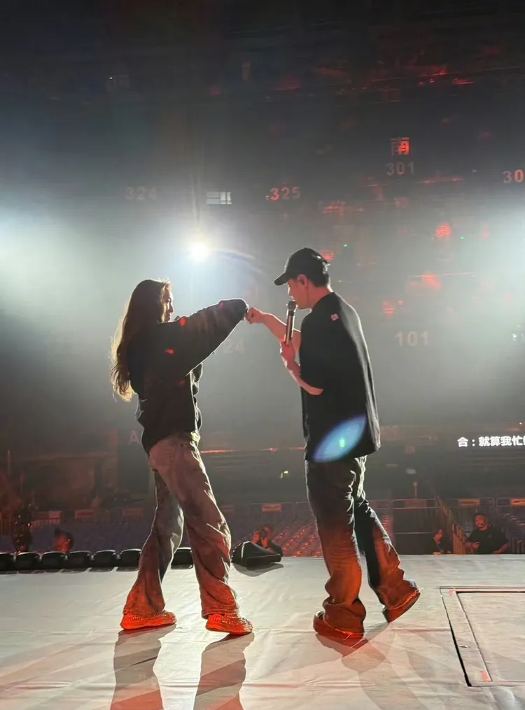 范瑋琪上周在佛山開唱，找來好友潘瑋柏站台。翻攝范瑋琪微博