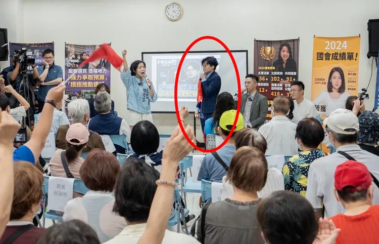 吳靜怡(Grace，紅圈者)踢館變助攻徐巧芯。圖取自徐巧芯臉書