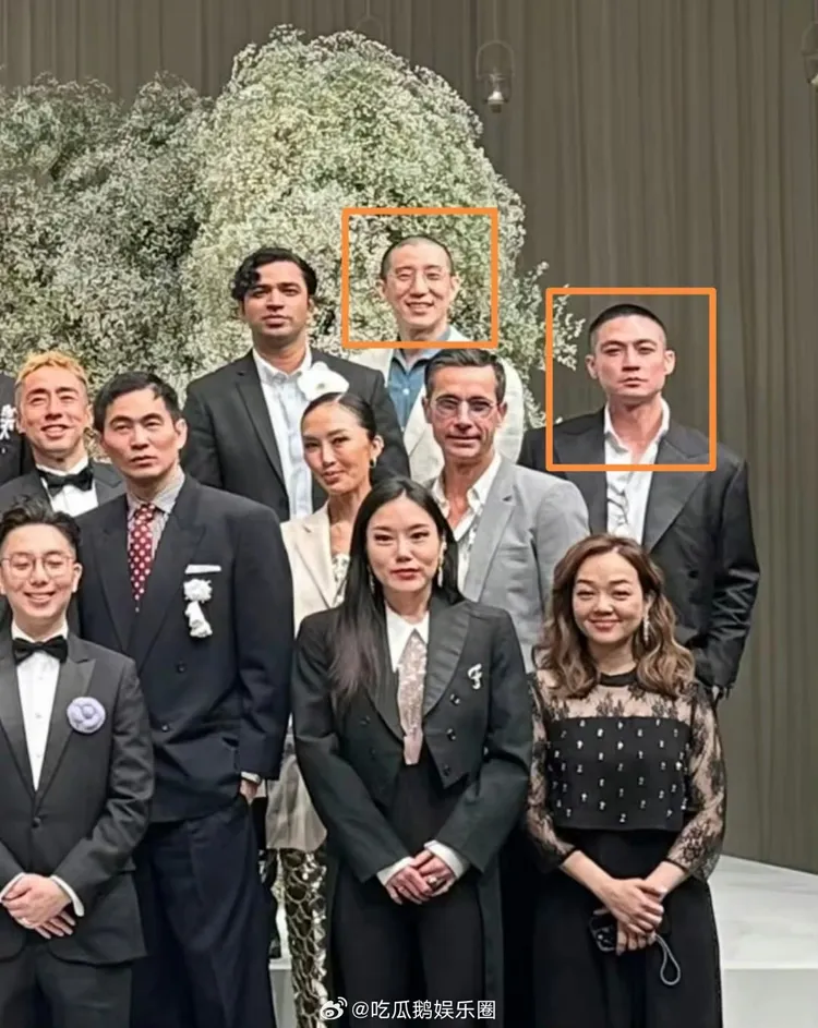 房祖名（後右二）脫帽後的「髮際線」成亮點。摘自微博