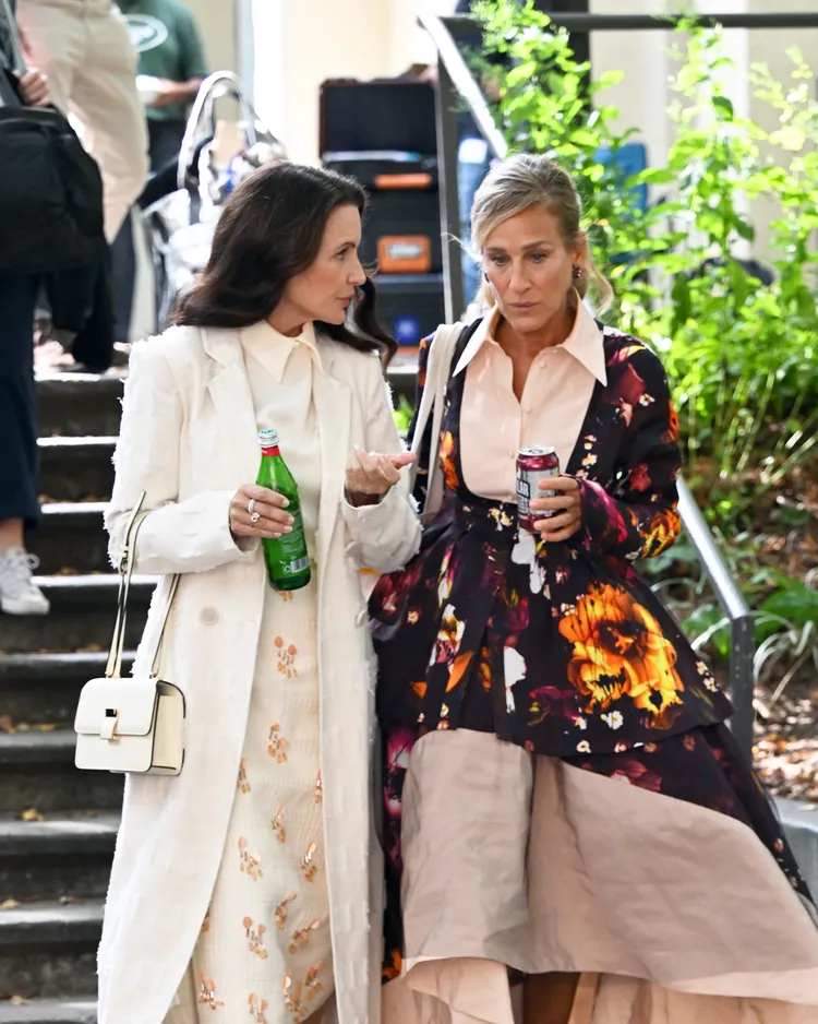 飾演「夏綠蒂」的Kristin Davis（左）於劇中配戴Valextra經典包款亮相。品牌提供