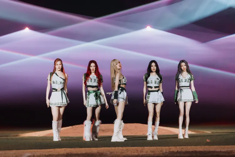 ELL&s 此次選擇直接在棒球場草皮中央表演，在夜空下結合燈光投影與場控視效，打造出如夢似幻的視覺場景。KJM娛樂提供