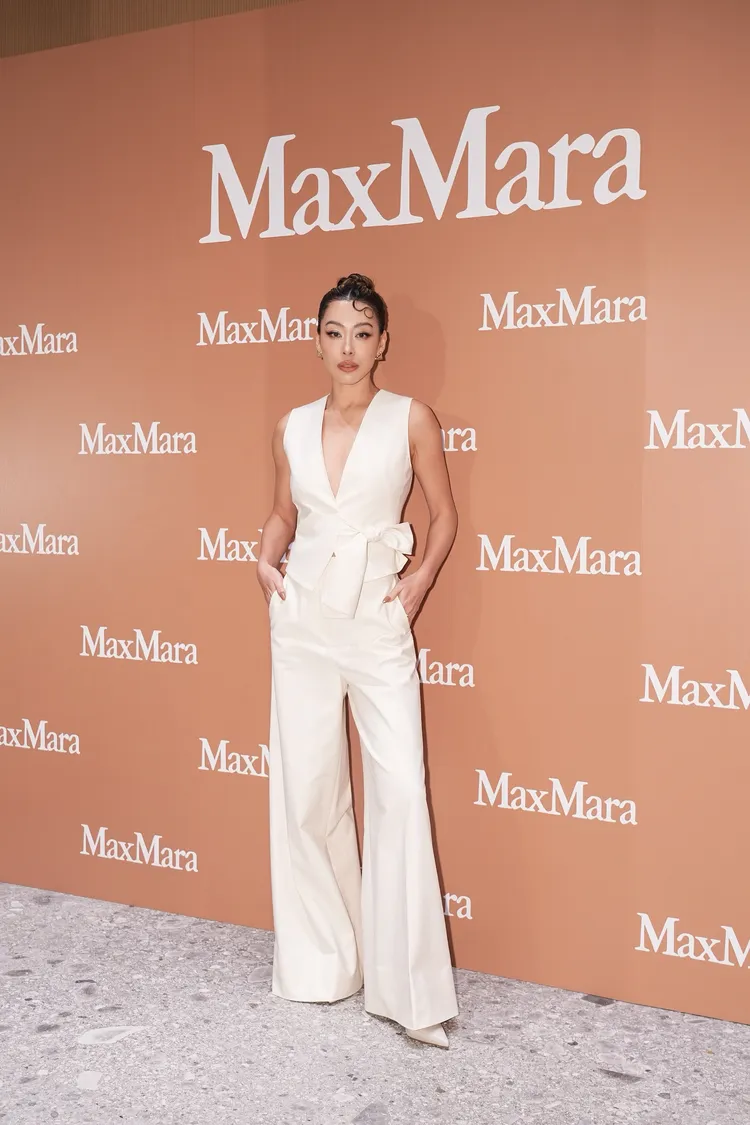 蔡詩芸身著深V剪裁的象牙白背心褲裝，又辣又帥。彭欣偉攝