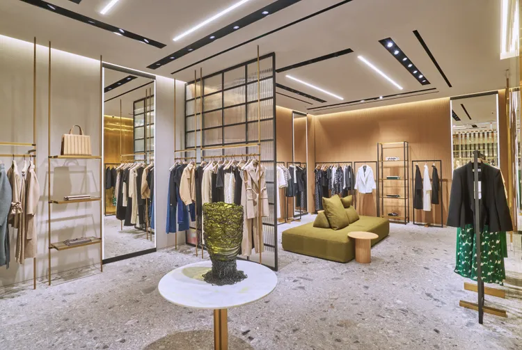 新店帶來最新的2025早秋系列服裝與配件。品牌提供