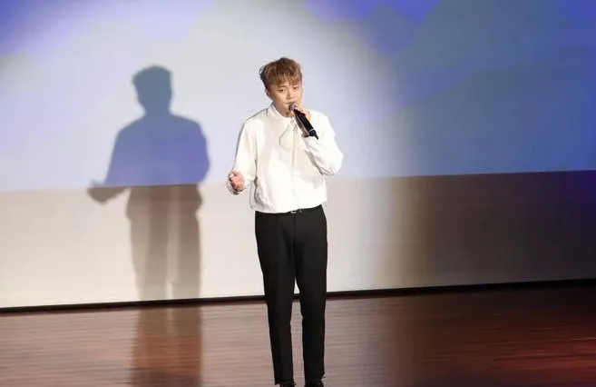 許富凱美聲獻唱《想要彈同調》。鳳飛飛故事館提供