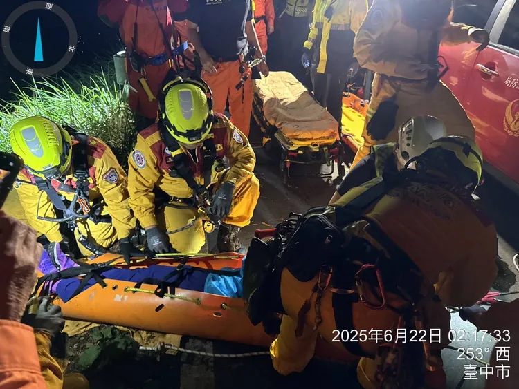 消防人員救出墜谷受困的簡姓夫妻，送醫治療。民眾提供