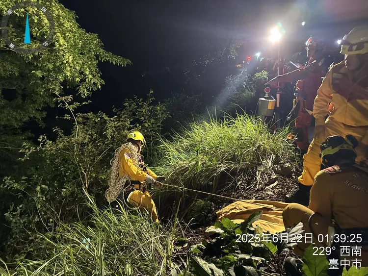 警消找到2人墜谷地點，下至谷底救人。民眾提供
