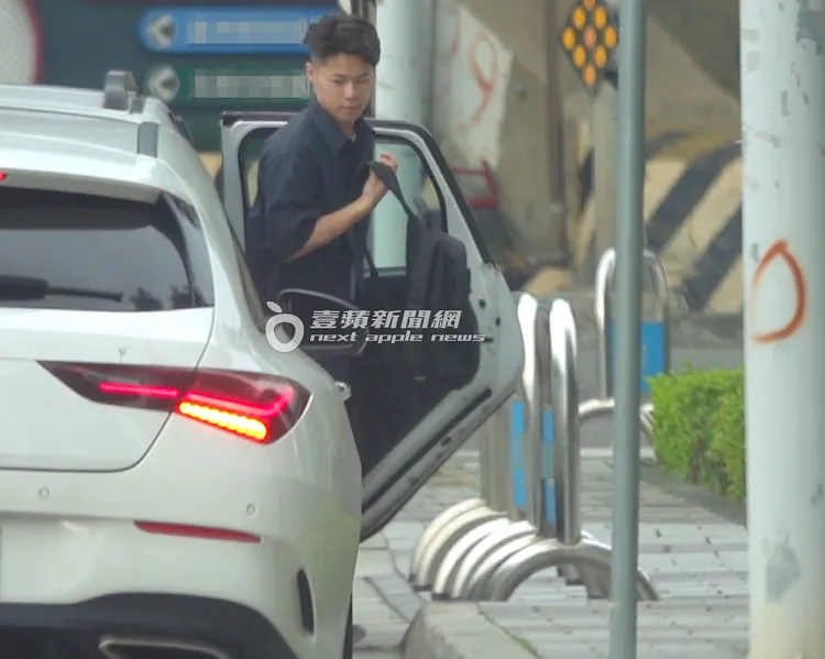 出現體型壯碩、長相俊俏的護花使者迎接梓梓。特勤中心攝