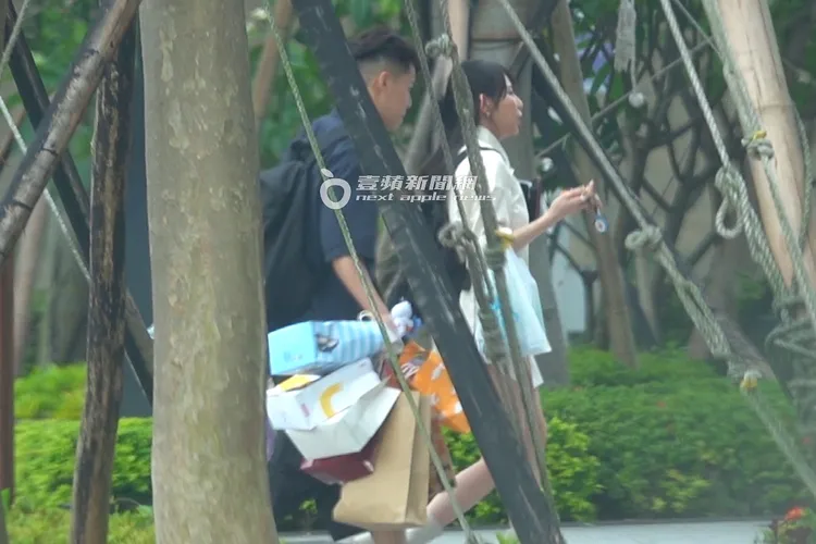 梓梓（右）自己提較輕的幾袋物品。特勤中心攝