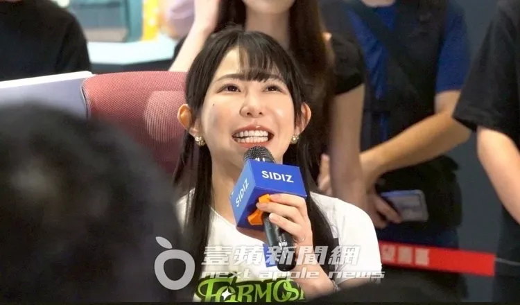 梓梓擔任韓國人體工學椅品牌SIDIZ一日店長。特勤中心攝